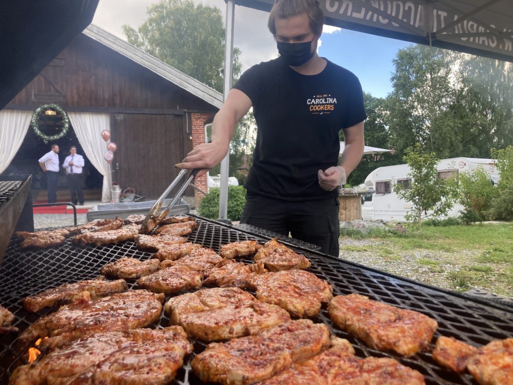En kokk som griller til bryllupsfesten
