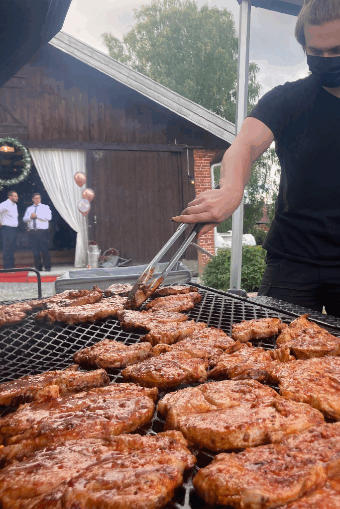 En kokk som griller til bryllupsfesten